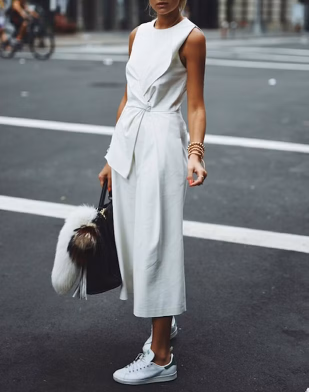 Đối với những bộ jumpsuit hoặc quần dáng rộng như quần culottes, bạn cần một đôi giày vừa vặn như sneaker để cân bằng bộ trang phục. 
