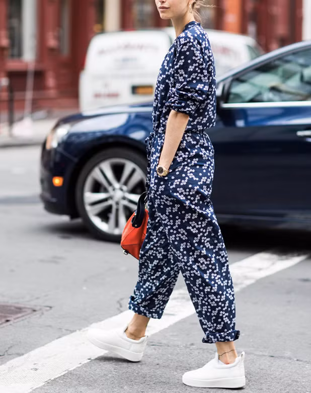 Bạn đã quen nhìn jumpsuit với giày gót nhọn, bạn có thể thử với giày đế mềm xem.