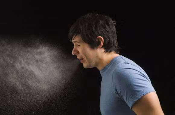 Các loại siro ho chỉ có tác dụng ức chế lên não để ngăn cản các cơn ho. Chính vì vậy thuốc ho thường có thành phần codeine và dextromethorphan giúp bạn dễ ngủ hơn. Tuy nhiên, những loại thuốc này có tác dụng phụ là gây đau đầu, chóng mặt và tim đập nhanh. 