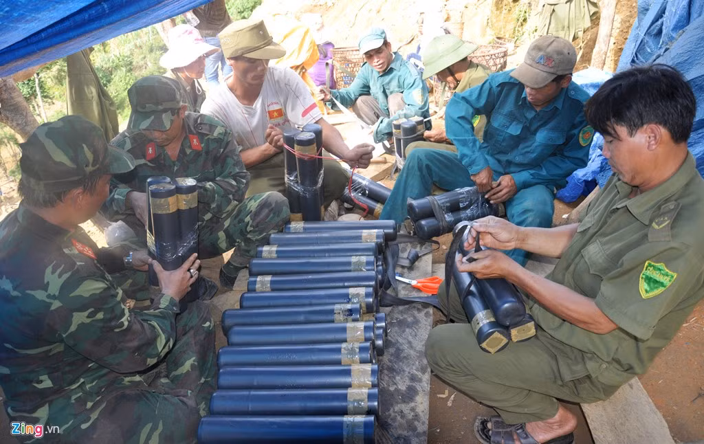 Lực lượng công binh, Bộ chỉ huy Quân sự tỉnh Quảng Ngãi cùng công an, dân quân xã Trà Quân vận chuyển thuốc nổ vượt đường rừng đến các địa điểm khai thác vàng. 