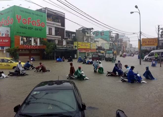 Mua lon keo dai bien duong pho o Hue thanh song