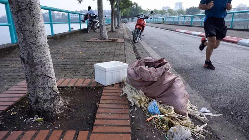 Chạy một quãng, người tập thể dục lại phải tránh một đống rác.