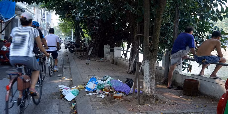Bãi rác lâu chưa được dọn trên phố Yên Hoa.