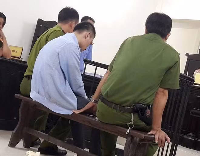 Bị cơ quan công tố truy vấn, Linh đập đầu xuống sàn gạch tự tử.