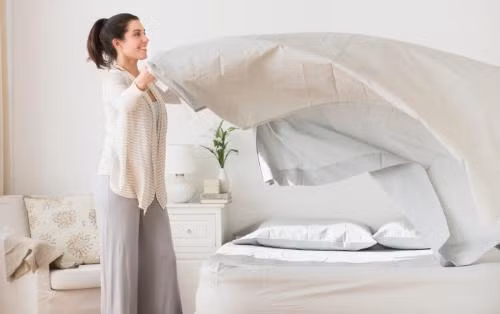 Thay chăn ga thường xuyên để phòng ẩm, nấm mốc ở chăn ga có thể là dị nguyên gây bệnh hô hấp cho trẻ.