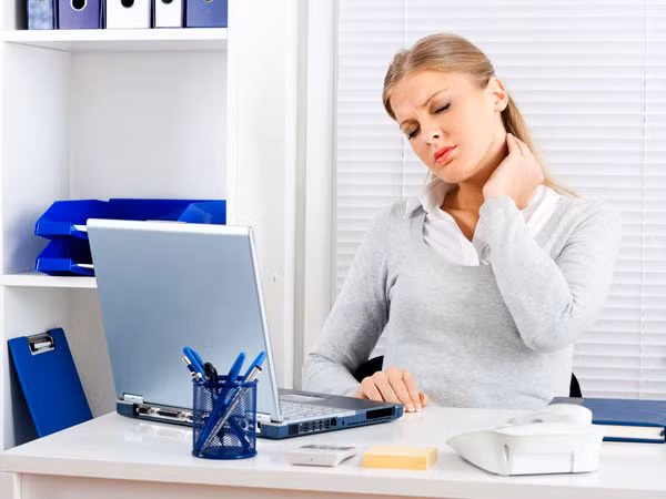 Có nhiều nguyên nhân khiến bạn bị đau cứng cổ. Đau cổ vào buổi sáng thức dậy thường do ngủ sai tư thế. Đau cổ trong khi làm việc thường là do ngồi quá lâu ở một tư thế và ít vận động. Ngoài ra, những người ngồi ngay dưới luồng gió của máy điều hòa cũng rất dễ bị cứng cổ. Một nguyên nhân phổ biến khác dẫn đến đau cứng cổ là ngồi sai tư thế. 