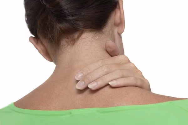 Sau đây là một số phương pháp trị đau cứng cổ vừa đơn giản vừa có thể thực hiện ngay tại chỗ ngồi. 