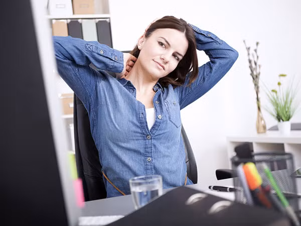 Giãn cổ sang bên: Tại tư thế ngồi, hai tay để ra phía sau đầu, quay đầu về bên trái đồng thời hạ thấp vai phải sao cho cơ cổ giãn ra. Có thể dùng tay trái hơi kéo đầu xuống phía vai và giữ khoảng 10-15 giây. Lặp lại từ 3-4 lần mỗi bên. 