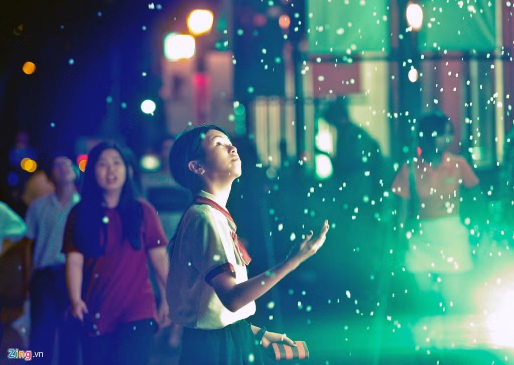 Trẻ em thích thú chơi đùa với bọt tuyết được trang trí tại một trung tâm thương mại trên đường Lê Duẩn, quận 1. 
