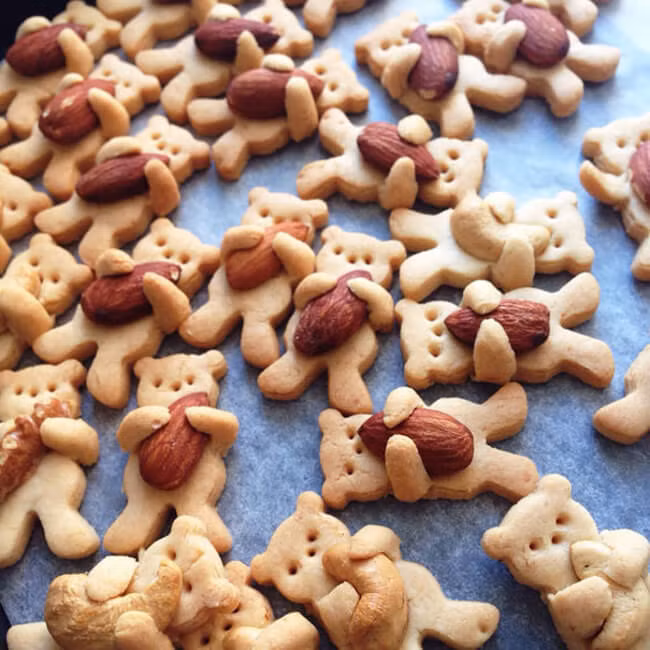 Bánh cookies gấu ôm không thể dễ thương hơn.
