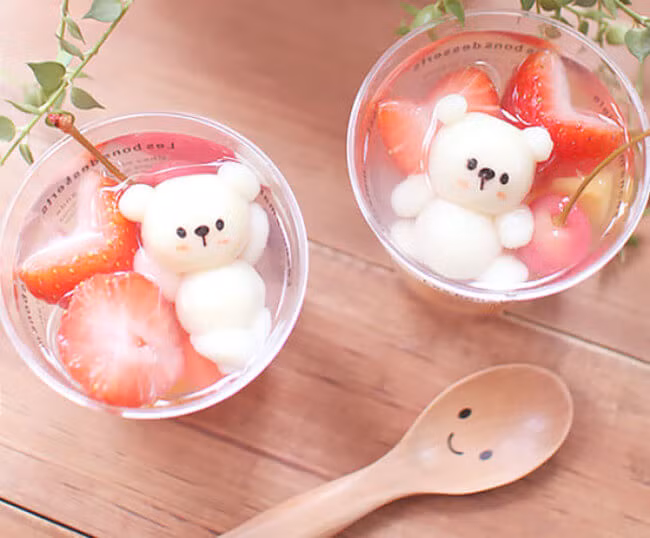 Nước uống gấu tắm trông như một chiếc bể xinh xắn với những chú gấu trắng nằm nghỉ ngơi thư giãn.