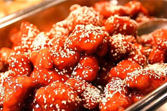 Cộng đồng người Hoa và Do Thái tại Mỹ là 2 cộng đồng lớn nhất tại Mỹ, vì thế nên không lấy gì làm ngạc nhiên khi người Mỹ gốc Do Thái thường đến khu Chinatown để ăn gà xào tương và bánh cooky may mắn vì rất nhiều nhà hàng ở đây vẫn mở cửa. 