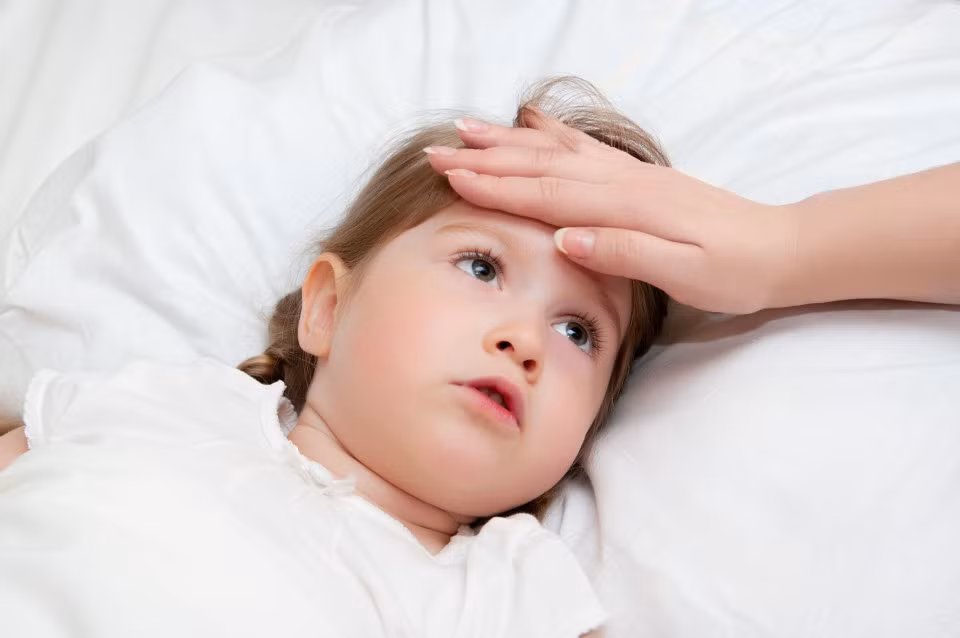 Ho và lạnh ở trẻ em thường kèm theo sốt, tức thân nhiệt vượt quá 37,5 độ C. Trẻ cũng có thể bị sốt khi bị cúm hoặc viêm tai. Cơn sốt này chỉ cần cho uống paracetamol hoặc ibuprofen và uống nhiều nước là đỡ. Tuy nhiên, cần lưu ý nếu trẻ dưới 3 tháng tuổi và sốt cao từ 38 độ C trở lên cũng như trẻ từ 3-6 tháng tuổi sốt từ 39 độ C trở lên, nhất là khi có kèm theo các triệu chứng như nôn mửa, chóng mặt, bỏ ăn…