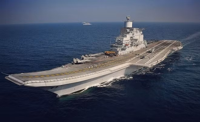 Ấn Độ: Tàu sân bay INS Vikramaditya của Hải quân Ấn Độ hoán cải lại từ tuần dương hạm Baku của Hải quân Nga. Tàu được đưa vào hoạt động từ năm 2013. Tàu có lượng choán nước 45.400 tấn, có thể mang theo 36 máy bay, trong đó có 26 tiêm kích MiG-29K.