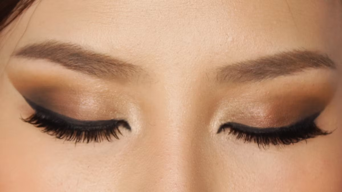Nếu bạn yêu chính hình dáng đôi mắt hay màu mắt của mình và muốn chúng nổi bật, các chuyên gia làm đẹp nổi tiếng gợi ý dùng chì mắt màu tối để tạo ra sự tương phản với màu trắng và đen của mắt. Ngoài ra chì còn dễ thao tác hơn nhiều so với kẻ mắt nước hay gel vì đầu chì có thể đưa đi đưa lại. Sau đó dùng màu mắt trung tính để tạo thành một đường nâu sẫm dọc theo đường lông mi và tán đều theo hình chữ V dọc theo xương chân mày để mắt trông to hơn.