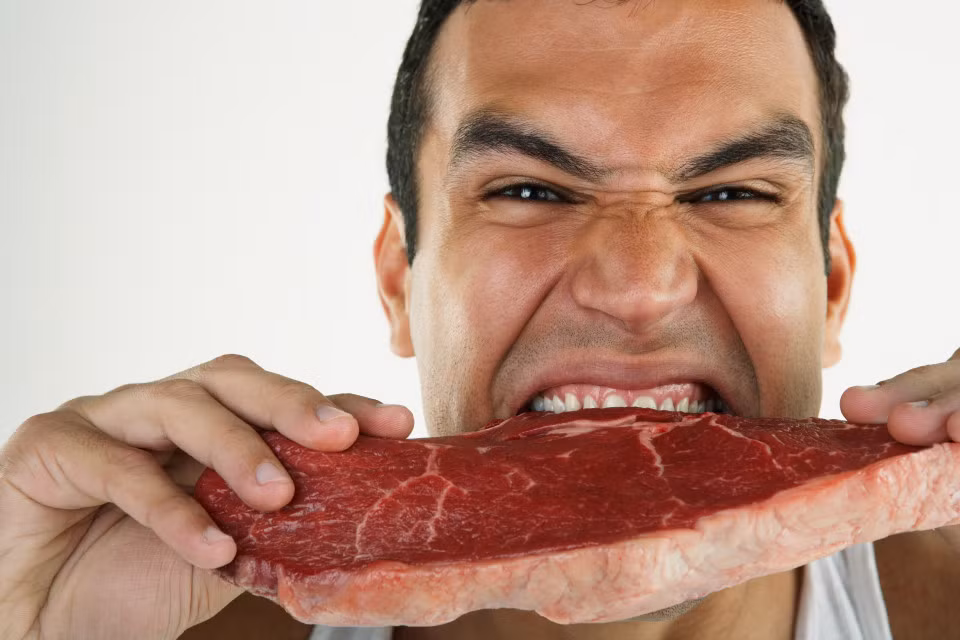 Thiếu protein: Thịt là nguồn cung cấp protein rất lớn và cơ thể cần protein để tạo cơ và tế bào. Ngoài ra protein còn đóng vai trò quan trọng trong việc xây dựng các tế bào miễn dịch để đảm bảo sức khỏe, nhất là sau khi luyện tập. Vì vậy, nếu chỉ luyện tập và detox bằng nước ép mà để cơ thể thiếu protein thì khả năng bạn bị chấn thương là rất lớn.