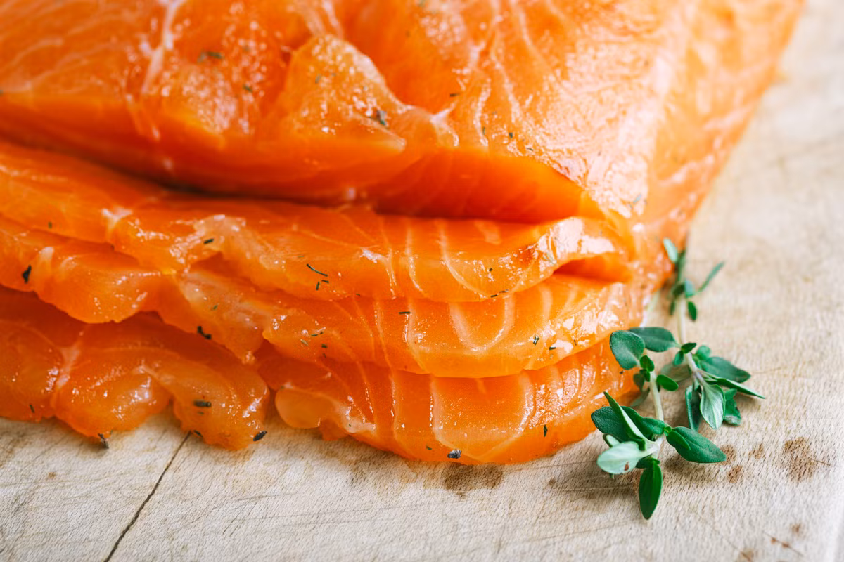 Cá hồi là loại cá vô địch về omega-3 cần thiết để xây dựng cơ bắp và nuôi tế bào, và tất nhiên là tăng năng lượng cho cơ thể nữa.