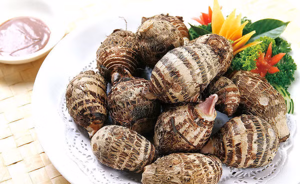 Truyền thống ăn khoai sọ vào trung thu có từ thời nhà Thanh. Ở Triết Giang và Giang Tô, từ khoai sọ được phát âm gần giống với “may mắn ở bên trong” nên người ta tin rằng ăn khoai sọ có tác dụng xua đuổi vận đen và mang lại giàu có trong cả năm. 