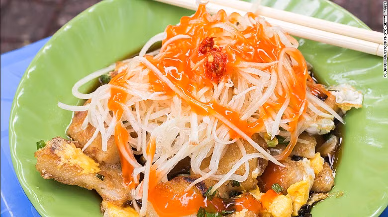 Bột chiên: Là một trong những , bột chiên là món ăn phổ biến đối với học sinh sau giờ tan học hoặc cho những người đi chơi đêm. Món ăn này gồm có bột gạo được chiên trên chảo lớn cho đến khi giòn rồi đập trứng vào, ăn kèm với đu đủ xanh thái sợi, hành tăm và không thể thiếu nước chấm chua ngọt. 