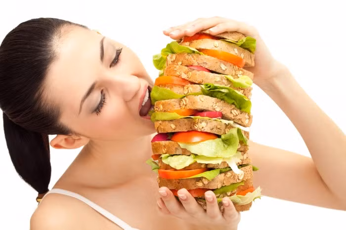 Tác hại của ngủ trưa mà nhiều người rất không mong muốn là làm đảo ngược tác hại của mất ngủ khiến bạn thèm ăn hơn. 