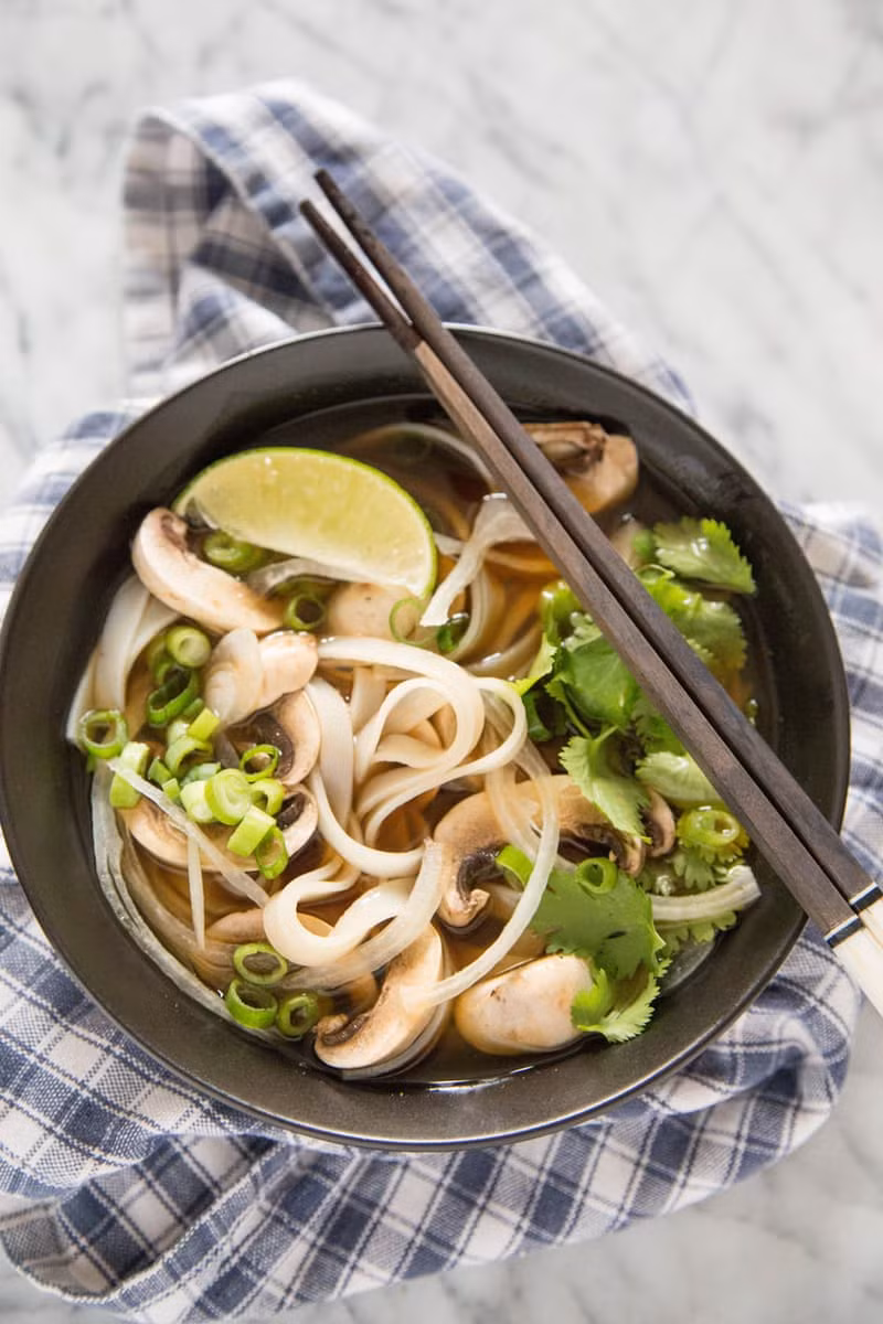 Lấy bánh phở vào bát rồi để các nguyên liệu đậu, rau, nấm lên trên và chan nước dùng. Khi ăn vắt một chút chanh và thêm vài lát ớt cho dậy vị. Có thể ăn kèm với một số loại rau như giá, húng tùy khẩu vị. 