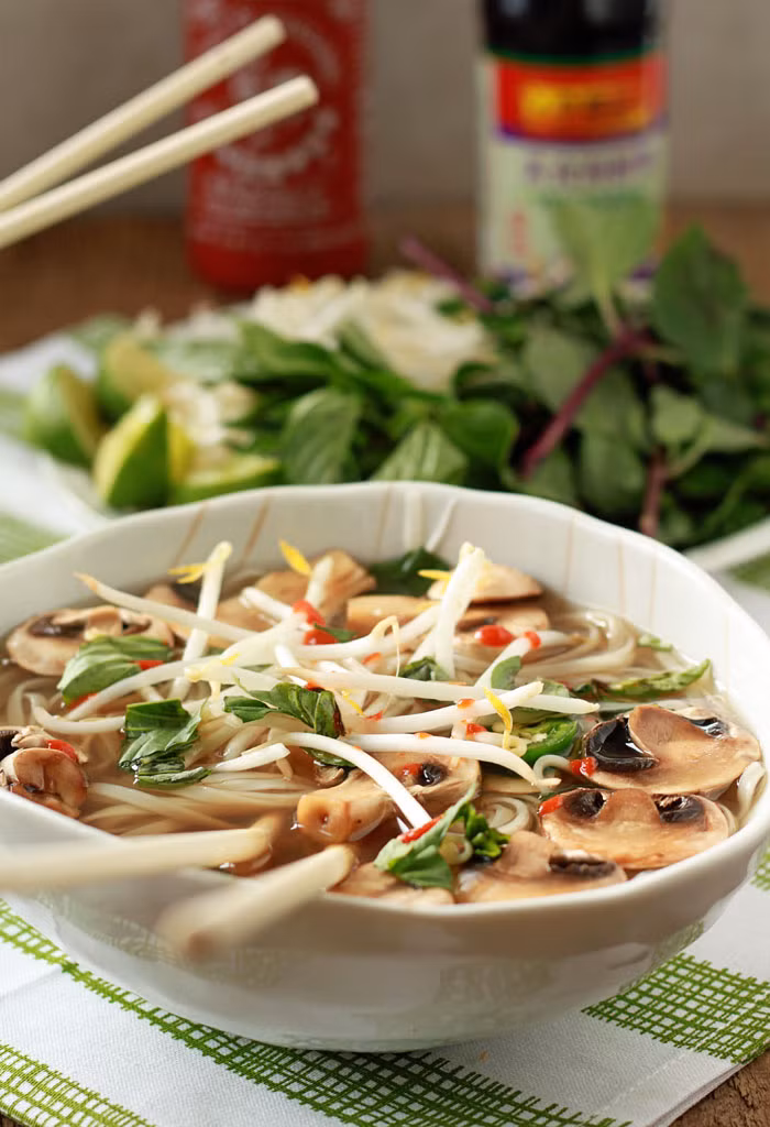 Đậu phụ cắt miếng mỏng, các loại rau và nấm chần qua nước sôi. Tất cả những thứ này có thể không cần ướp gia vị hoặc nếu có chỉ ướp một chút để không át đi mùi nước dùng.