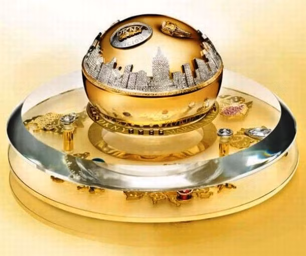 Nước hoa thì không rẻ, nhưng chai DKNY Golden Delicious Million Dollar này có giá chẵn 1 triệu USD với vỏ chai gắn 3.000 viên đá quý kết thành hình thành phố New York.