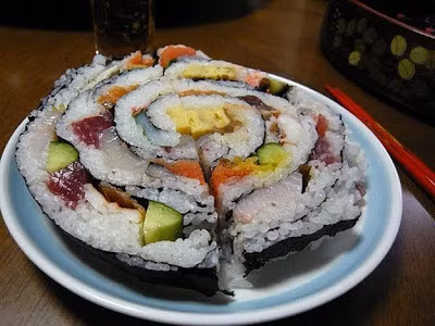 Không may là cuốn sushi cỡ đại này có giá không hề rẻ, hơn 4 triệu đồng và những ai muốn ăn thì phải đặt trước 2 ngày mới có. (Ảnh: Delish)