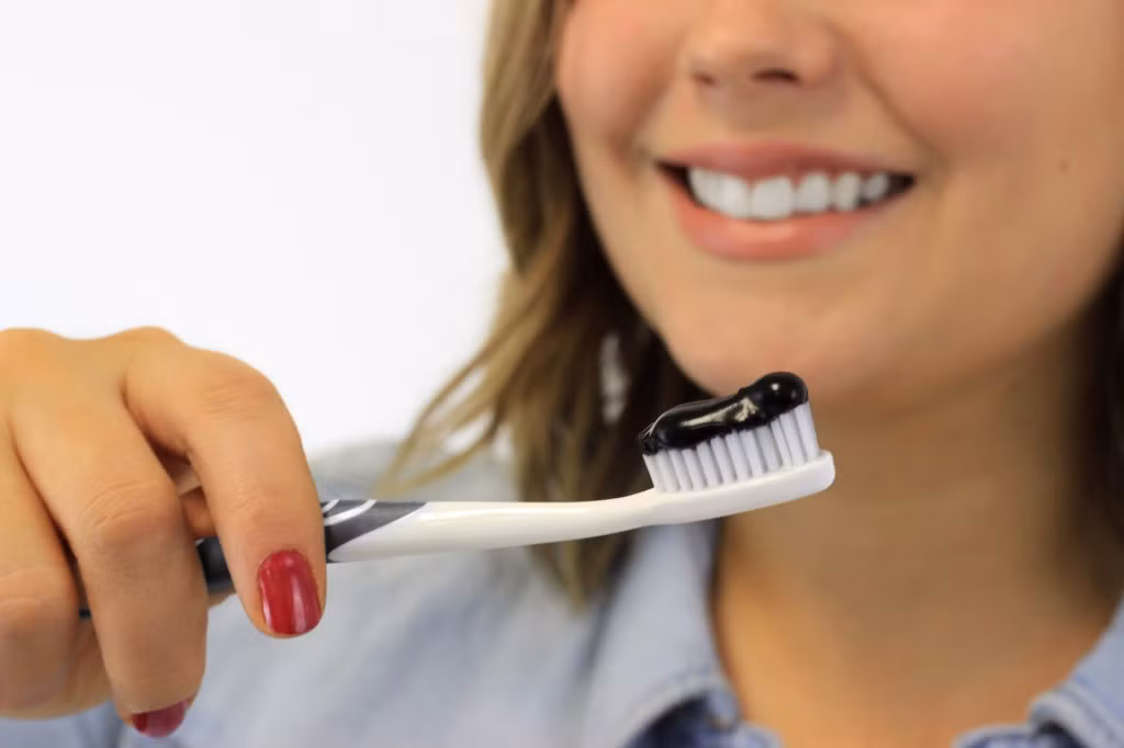 Than hoạt tính chỉ có tác dụng làm trắng các bề mặt răng bị dính bẩn như răng vàng do trà và cà phê. Những người có bị vàng răng do kháng sinh hoặc các vấn đề sức khỏe khác thì sẽ không mấy tác dụng. Dù gì cũng chỉ nên làm trắng răng cách này 2-3 lần/tuần, nếu thấy răng trở nên nhạy cảm, ê buốt thì nên ngừng lại ngay. 