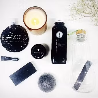 Cơ chế hoạt động của nó là loại bỏ đi những độc tố bám trên bề mặt than. Than hoạt tính không hấp thu vào cơ thể mà được thải ra ngoài qua đường ruột cùng với những độc tố bám trên nó. Thậm chí từ thế kỷ 19 đã có người từng uống thuốc độc kèm than hoạt tính mà không chết. 