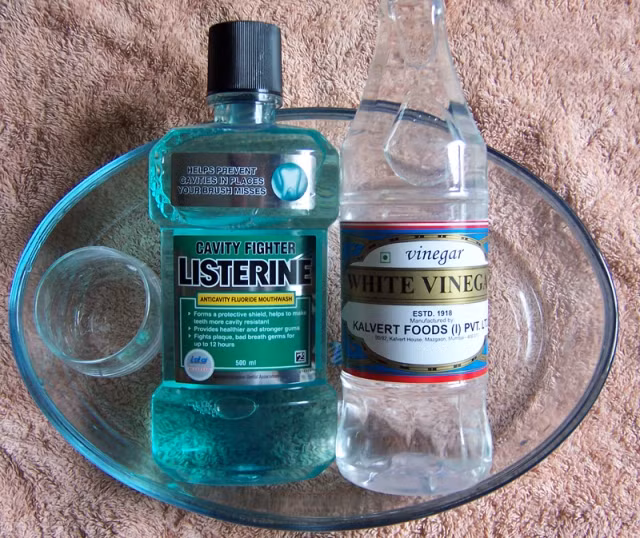 Nước xúc miệng Listerine có tác dụng diệt vi khuẩn trong miệng cũng có thể dùng để điều trị nấm chân. Ngâm chân trong nước xúc miệng hoặc nước xúc miệng pha loãng với dấm trắng rồi ngâm móng khoảng 30 phút. Sau đó nhẹ nhàng chà xát móng, rửa sạch và lau khô. 