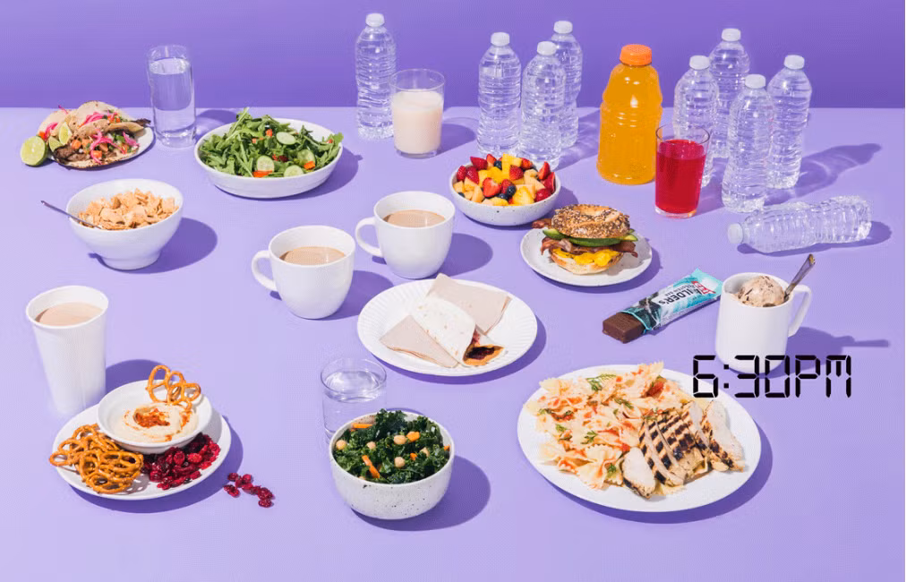 6:30 tối là thời gian dành cho bữa tối, thực đơn gồm có salad cải xoăn kèm các loại rau cùng một bát mì spagheti kèm 2 ức gà và khoảng 500ml nước. Món tráng miệng là kem. 