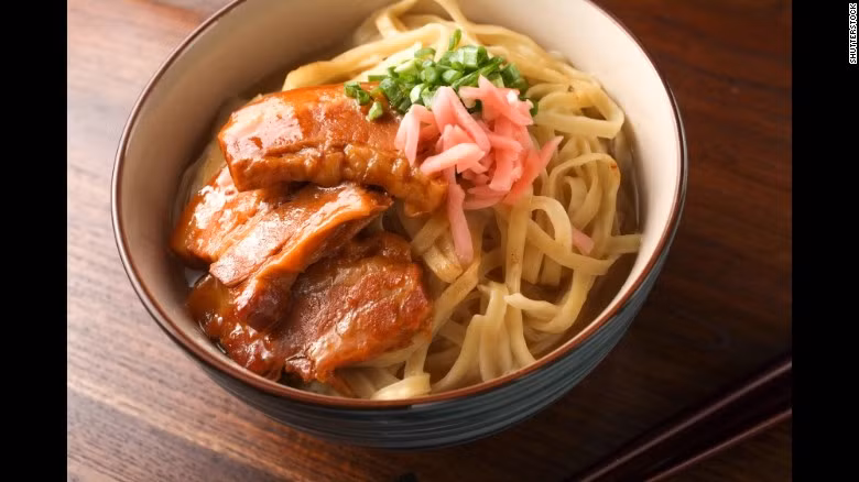 Đảo Okinawa (Nhật Bản) đã trở thành biểu tượng của tuổi thọ tại đất nước Nhật Bản và điều này phần lớn là do chế độ ăn uống và lối sống của người dân nơi đây. Các bữa ăn của những người sống thọ nhất thế giới tại đây chủ yếu là thực vật, chỉ có một phần nhỏ cá hoặc thịt. Các nguyên liệu được xào chung với nhau để tạo ra một món ăn giàu protein nhưng lại ít calo. 