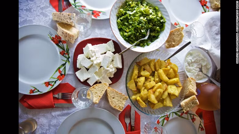 Các món ăn của người dân Ikaria thường có hoa quả, rau, đậu, cá và dầu oliu. 