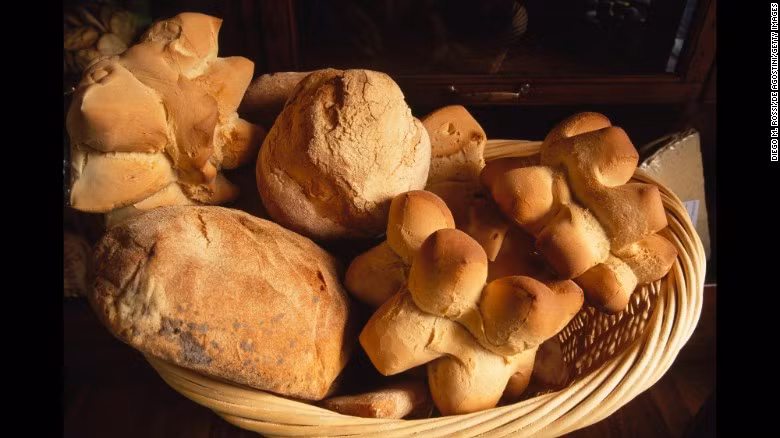 Bánh mì truyền thống là một phần không thể thiếu trong bữa ăn hàng ngày của người Sardinia. 
