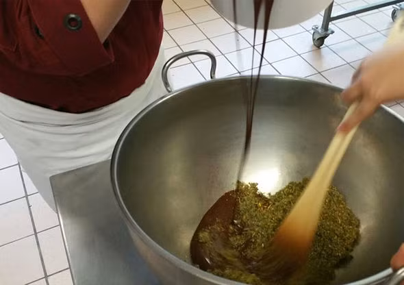 Ngoài công thức socola ngon thì ông Widmer còn phải hợp tác với chuyên gia về cây cỏ để kết hợp thảo dược với socola sao cho ngon. 