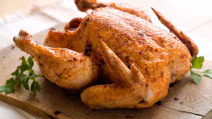 Đồ ăn chứa nhiều protein: Bò bít tết, gà quay hay một miếng cá hồi có chứa rất nhiều protein khiến thận phải làm việc nhiều và nước tiểu đậm đặc hơn. Đây cũng là lý do khiến cơ thể mất nước. Vì vậy, nếu thực đơn ăn uống của bạn nhiều đạm thì bạn luôn cần cố gắng uống nhiều nước. 