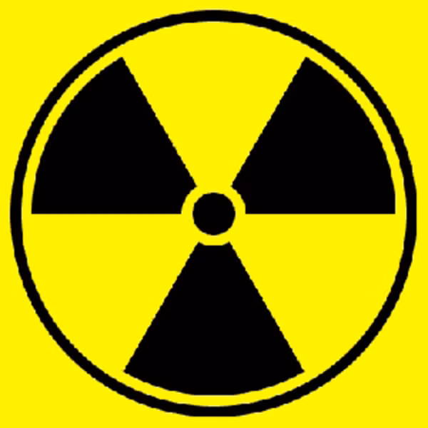 Chất thải phóng xạ như Radon có thể lọt vào nước một cách tự nhiên ngay tại nguồn nước. Vì vậy cần kiểm tra chất thải phóng xạ tại nguồn nước. Các thiết bị lọc carbon có thể loại bỏ phần lớn chất thải phóng xạ trong nước, còn Radon thì được loại bỏ hiệu quả nhất bằng máy lọc nước RO. 