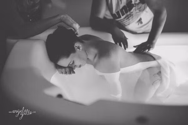 Những điều kiện khác để có thể sinh con trong nước là: mang thai đơn và ngôi thai thuận, mẹ không thừa cân, không mắc bệnh HIV, viêm gan type B, C, thời gian vỡ ối không vượt quá 18 tiếng, nước ối trong, tim thai bình thường, không ngâm nước trong vòng 4 giờ sau khi tiêm thuốc giảm đau. (Ảnh: Birthwork) 