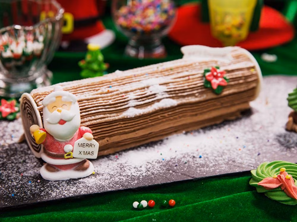 Cuối cùng rắc lên một ít đường bột và trang trí bánh theo ý thích. Chiếc bánh kem cho lễ Noel đã hoàn thiện. (Nguồn ảnh: DC)