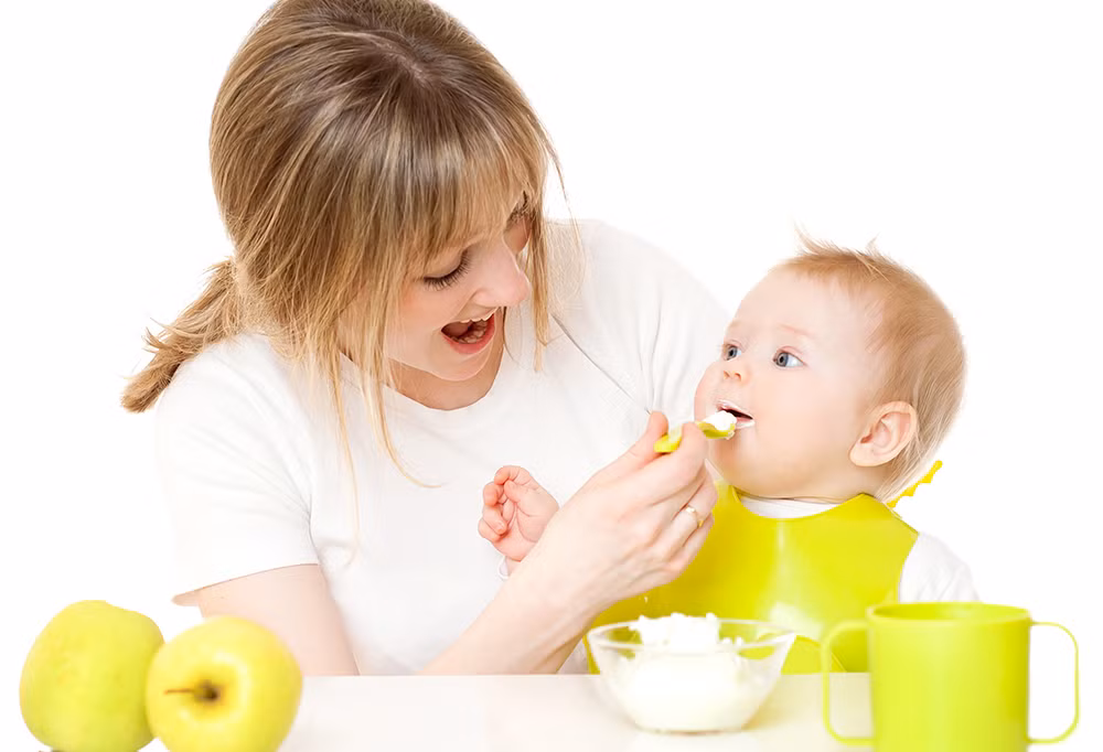 Trước 5.5 tháng tuổi, sữa mẹ hoặc sữa công thức là thức ăn duy nhất của bé, không cần tập, không cần thử bất kì món ăn dặm nào để bé quen. Từ tháng thứ 10 trở đi, mẹ nên bắt đầu tập cho bé uống nước hay nước ép trái cây bằng cốc hoặc ống hút vì nếu uống bằng bình sẽ dễ làm bé biếng ăn và sâu răng.
