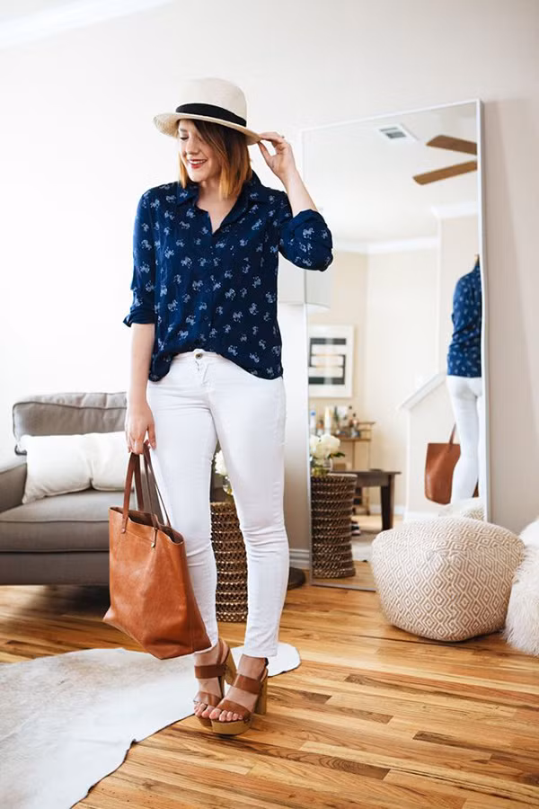 Những chiếc áo họa tiết hoa tối màu rất hợp với quần jean trắng.