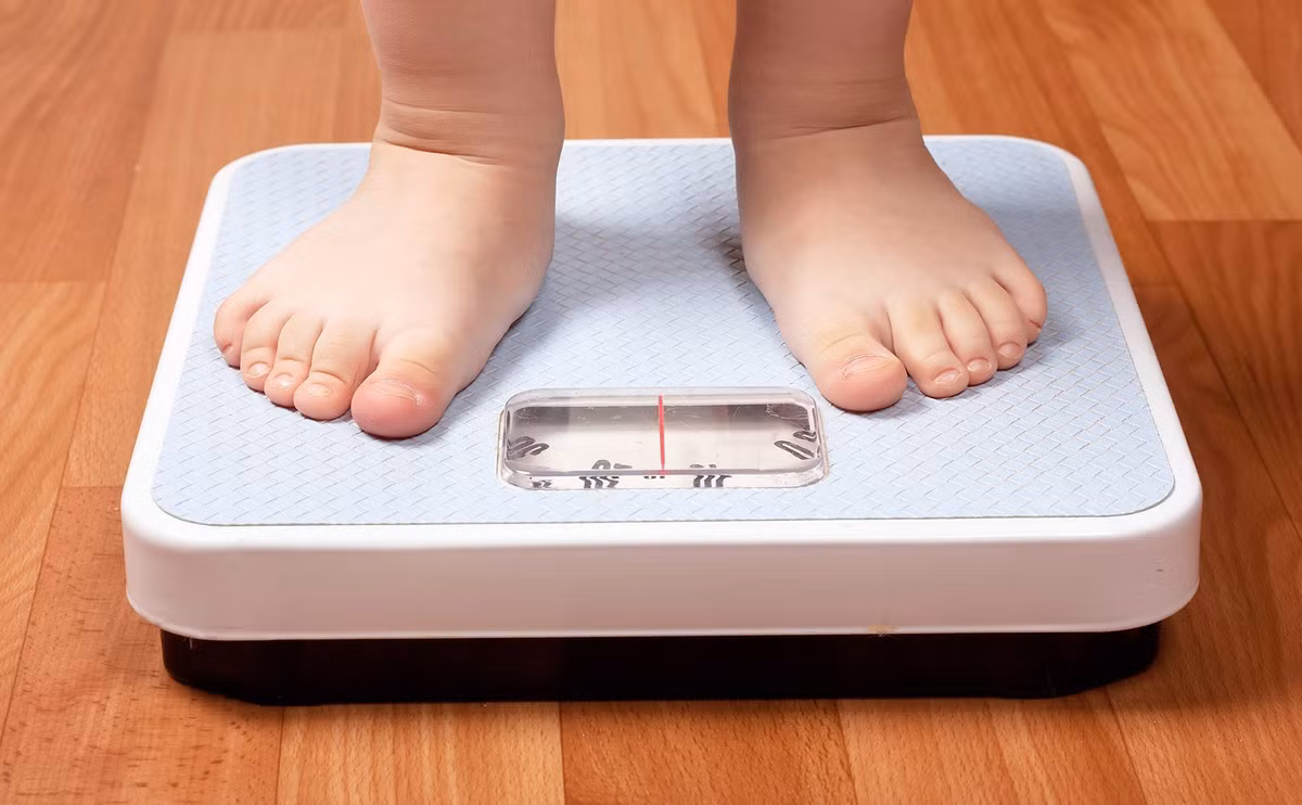 Trẻ càng thừa cân thì lượng insulin càng cao, từ đó hormone tăng trưởng bị giảm đi. Tệ hơn là cơ thể sẽ trở nên kháng insulin, tức không biết cách xử lý insulin thừa, ảnh hưởng không nhỏ đến hormone tăng trưởng của trẻ. 