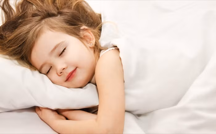 Hormone tăng trưởng được sản sinh trong suốt 24 tiếng nhưng đối với trẻ em, thời điểm sản sinh hormone tăng trưởng nhiều nhất là ngay sau khi trẻ ngủ sâu. Trẻ dưới 6 tuổi cần ngủ 10-12 tiếng/ngày, trẻ lớn hơn cần ngủ 9-11 tiếng/ngày tùy theo nhu cầu. 