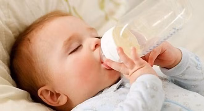 Bác sỹ Anh Nguyễn – Chuyên gia dinh dưỡng Anh tại Worcester khuyên các bà mẹ không nên bổ sung kẽm tùy tiện cho bé. Đối với các bé bú mẹ hoàn toàn, nếu bú đủ lượng bé cần mỗi ngày thì đã đủ lượng kẽm bé cần trước 6 tháng tuổi. Các bé bú sữa công thức thì đọc thành phần sữa, đa phần sữa đã bổ sung đủ kẽm cần thiết cho bé. 