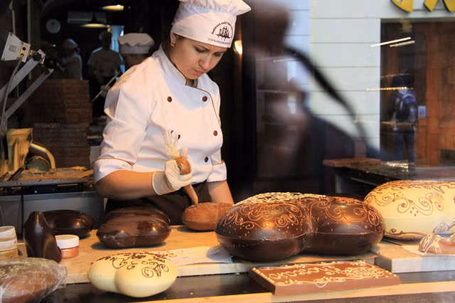 Đây cũng là nơi các du khách có thể chiêm ngưỡng những nghệ nhân socola thực hiện những tác phẩm của mình để bán ra thị trường. 