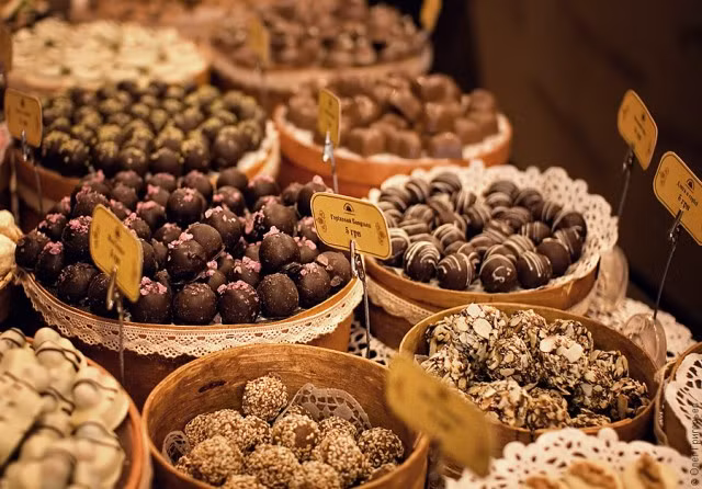 Lang thang trên những vỉa hè thủ đô Brussels của Bỉ khoảng 4 giờ đồng hồ để ghé thăm thiên đường socola của thế giới chắc chắn là điều mà bất kỳ người nghiện socola Bỉ nào cũng mơ ước. 