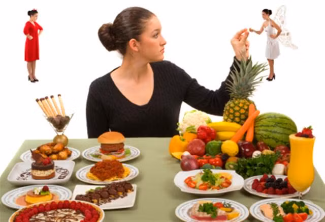 Nếu đã thử mọi cách mà vẫn không thể ngừng ăn đồ ngọt vào buổi tối, hãy chuyển sang ăn vào buổi sáng hoặc đầu buổi chiều, sau đó ăn nhiều rau và chất béo. Đây là cách tốt nhất để bạn khỏi mở tủ lạnh tìm đồ ăn. 