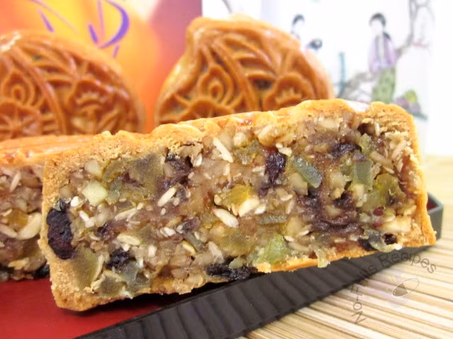 Bánh trung thu rau củ có nhân làm từ mật ong, vải, dứa nên dùng làm món tráng miệng rất tốt cho sức khỏe. 