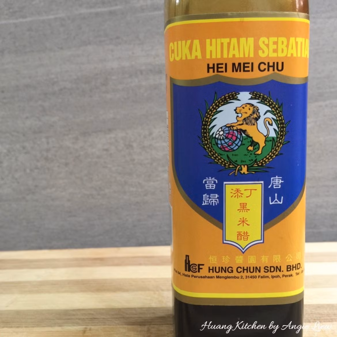 Tiếp theo cho 1,5 bát dấm đen ngọt vào chung.